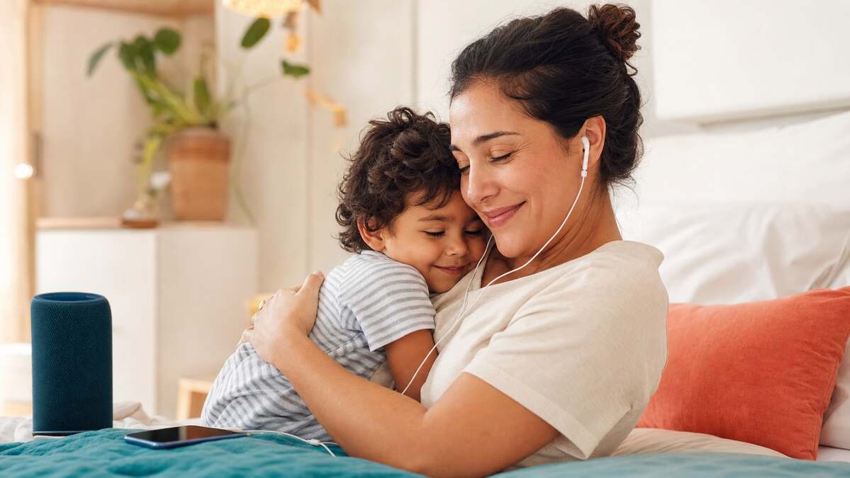 Mãe abraçando filho ao ouvir música